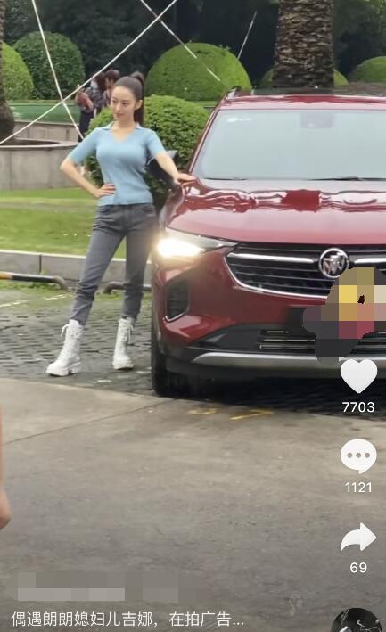 吉娜|网友偶遇吉娜拍广告，上一秒优雅微笑，下一秒绷脸翻白眼，瞬间变脸