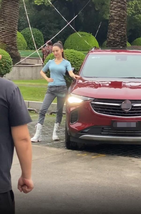 吉娜|网友偶遇吉娜拍广告，上一秒优雅微笑，下一秒绷脸翻白眼，瞬间变脸