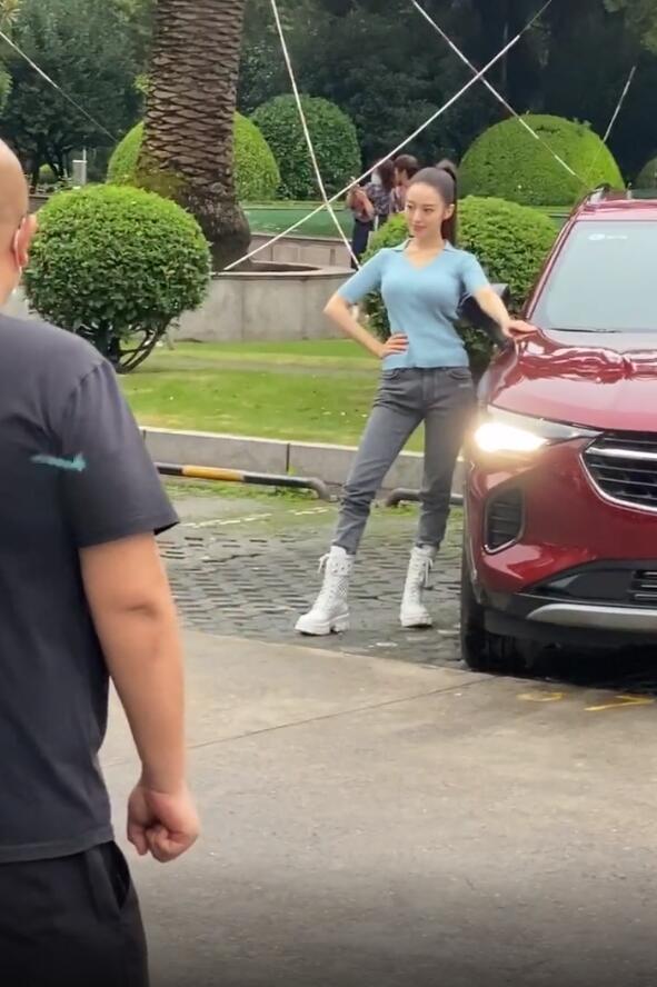 吉娜|网友偶遇吉娜拍广告，上一秒优雅微笑，下一秒绷脸翻白眼，瞬间变脸