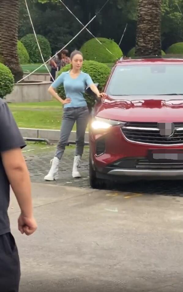 吉娜|网友偶遇吉娜拍广告，上一秒优雅微笑，下一秒绷脸翻白眼，瞬间变脸