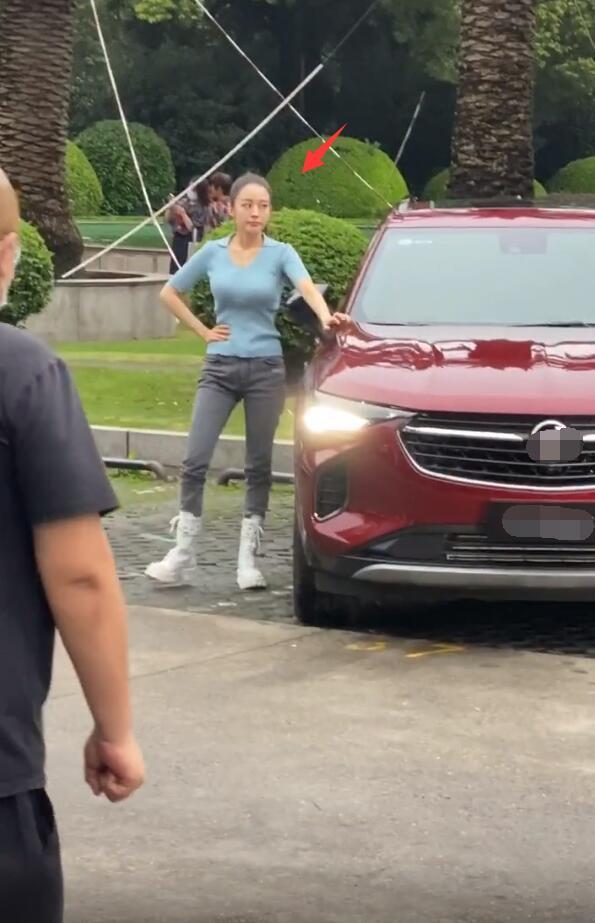 吉娜|网友偶遇吉娜拍广告，上一秒优雅微笑，下一秒绷脸翻白眼，瞬间变脸