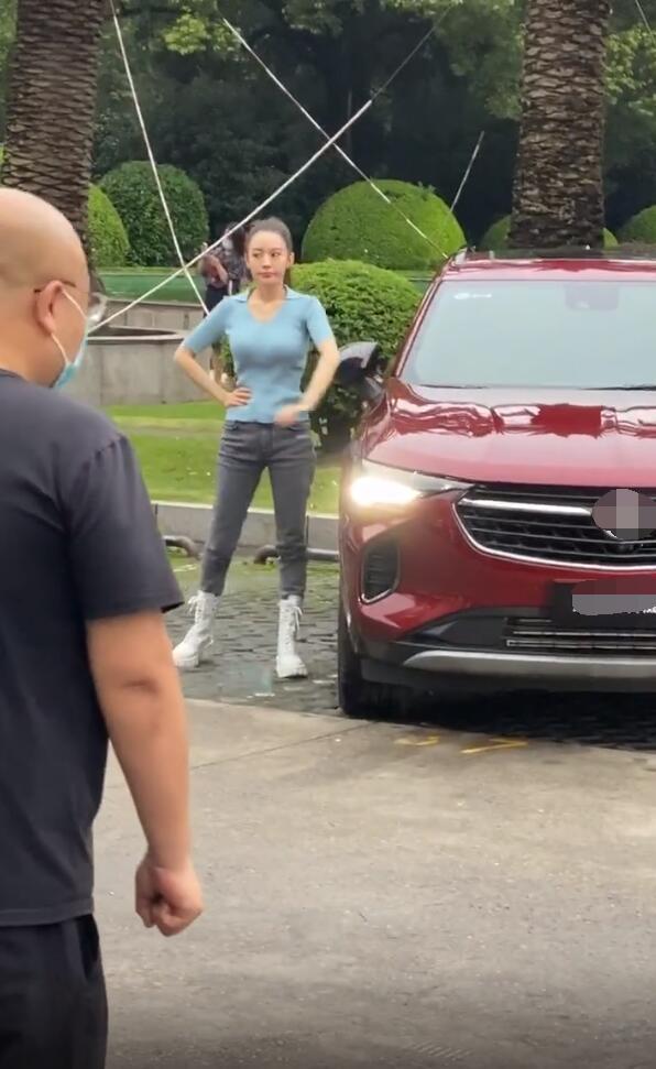 吉娜|网友偶遇吉娜拍广告，上一秒优雅微笑，下一秒绷脸翻白眼，瞬间变脸