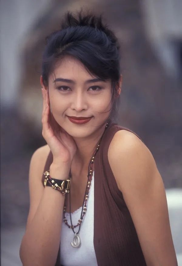 连拍3部情色片,29岁上岸嫁豪门,从贵妇到破产,她是被时代辜负的女人