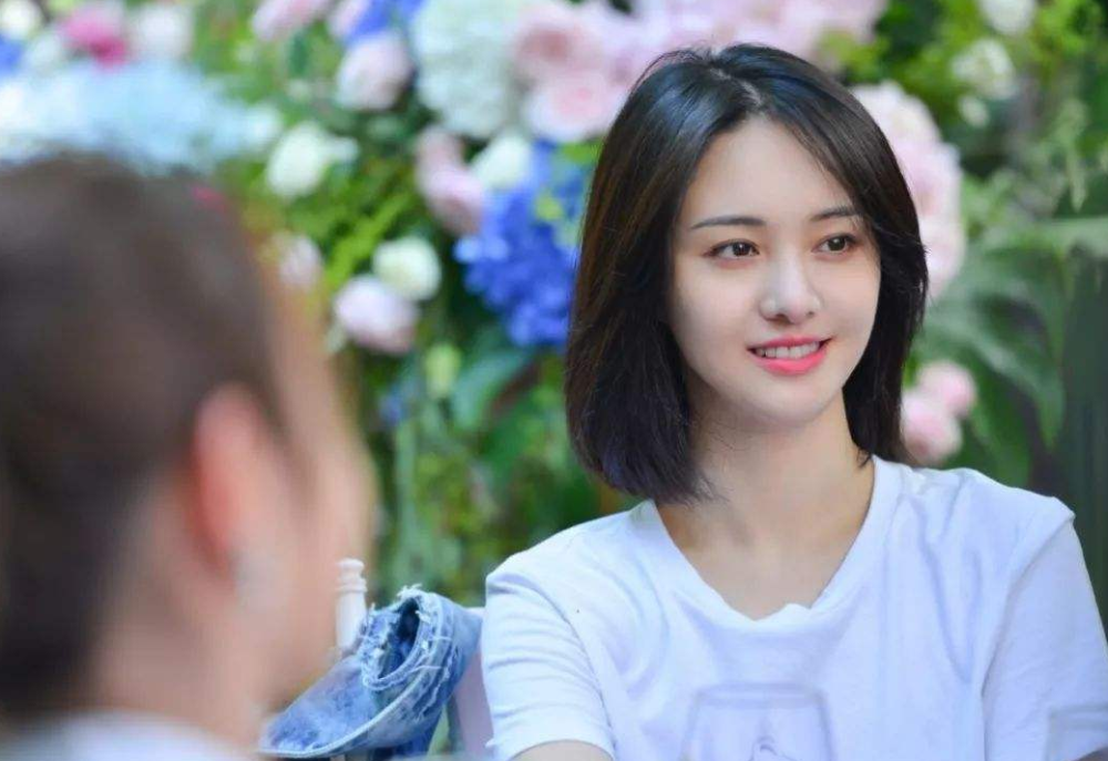 郑爽|郑爽的二手水杯卖2500元被质疑，随后发文回怼营销号