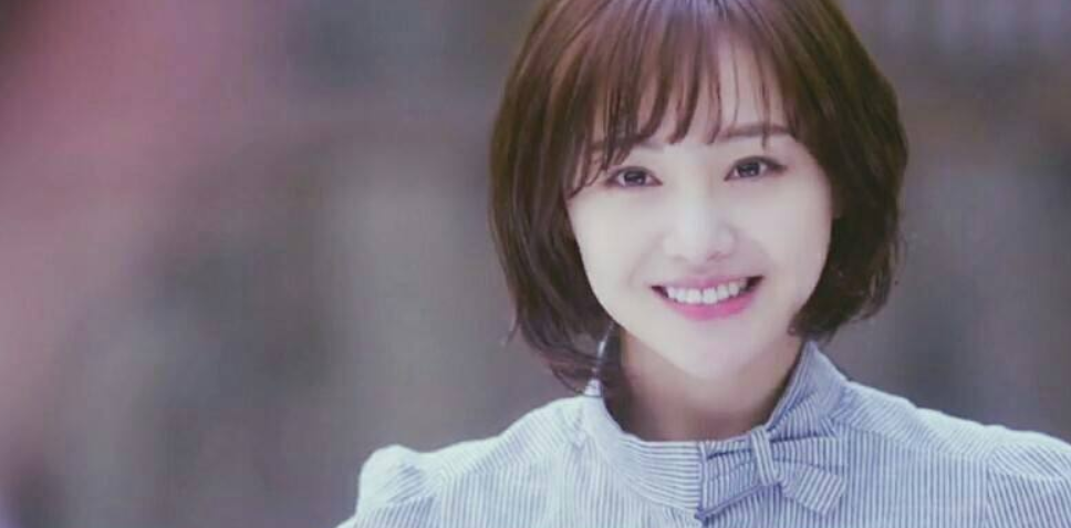 郑爽|郑爽的二手水杯卖2500元被质疑，随后发文回怼营销号