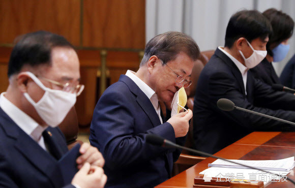 文在寅|被年轻人和女人抛弃？文在寅遭遇支持率“死亡交叉”还因为这件事