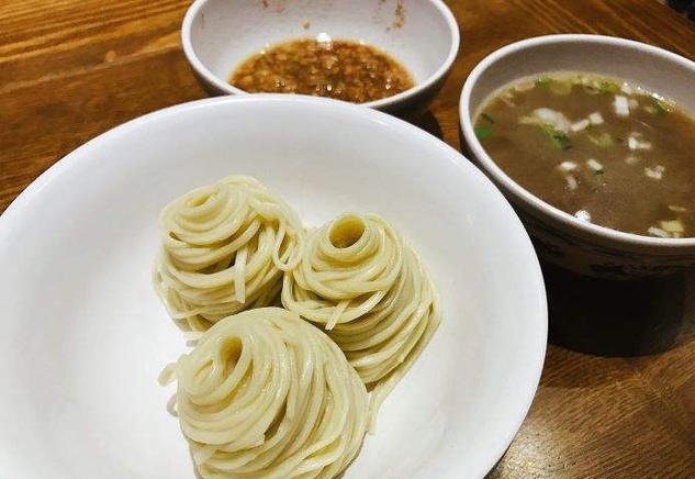 食湯麵時,向麵碗內澆上臊子,倒入酸湯;食乾麵時,用筷子挑起麵條,在