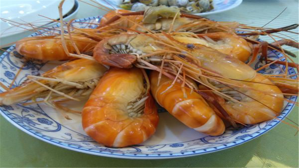 杭州暴雨后,河道内出现湄公河巨虾重达1斤,钓鱼人已钓到