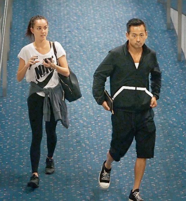 洗米华安排mandy四母子移居泰国曝复合,俩人沙滩十指紧扣好恩爱