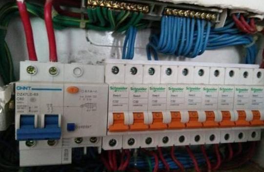 家裡牆上插座突然沒電檢查了電箱裡沒有跳閘這個怎麼辦