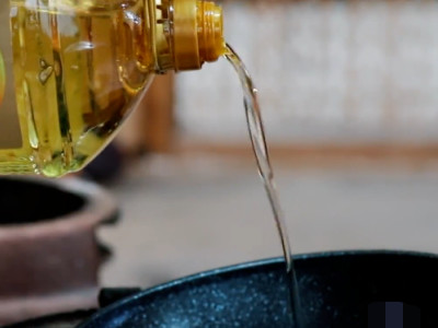 黄磊炒菜的时候太费油了,看到他倒下去的数量,怪不得嘉宾吃不下