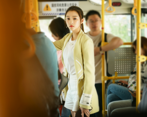 二十不惑|《二十不惑》导演原定的梁爽人选是她，遭婉拒后，成就了关晓彤