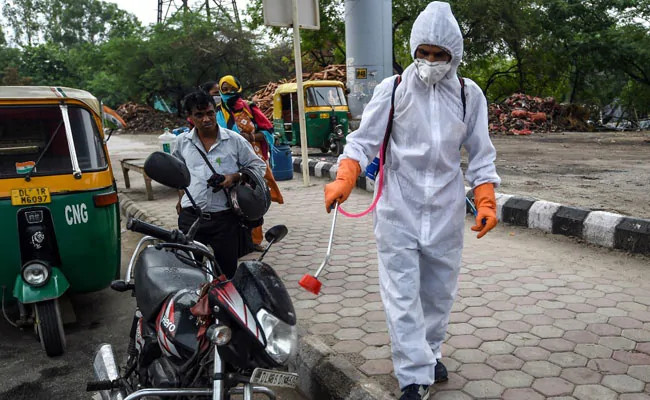 新冠病毒|印度新冠患者租三轮车去医院途中去世，被扔在马路中间无人照看