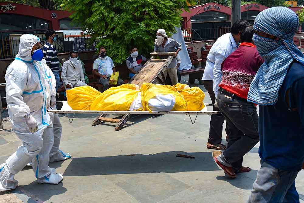 新冠病毒|印度新冠患者租三轮车去医院途中去世，被扔在马路中间无人照看