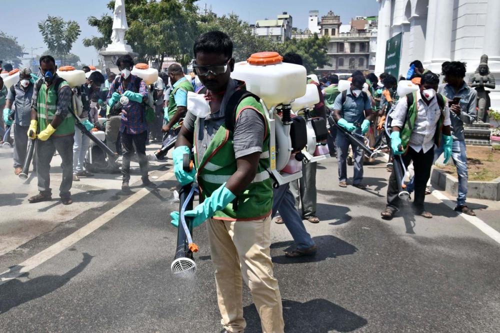 新冠病毒|印度新冠患者租三轮车去医院途中去世，被扔在马路中间无人照看