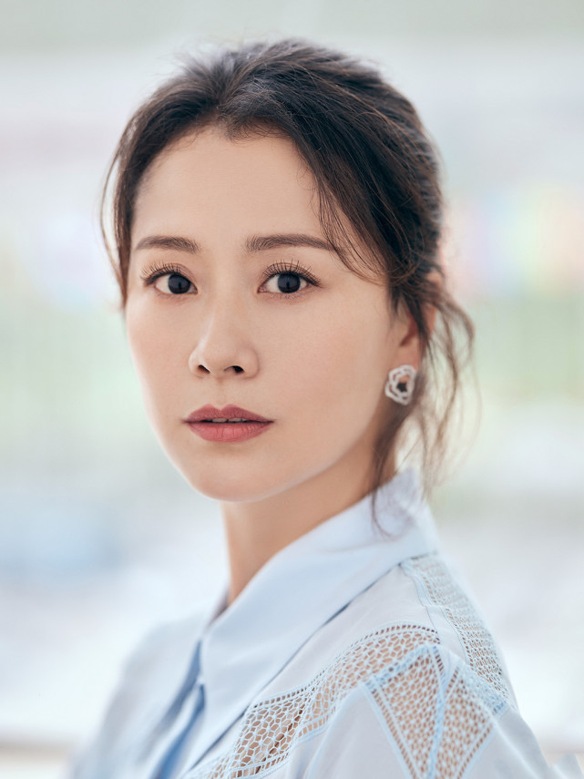 海清长发留对了穿长裙气质优雅又温柔配淡蓝色衬衫真清新