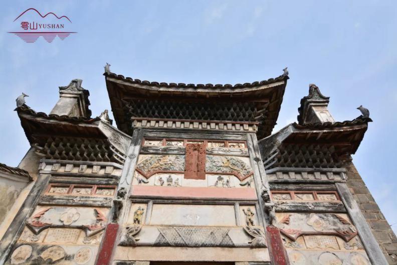 董氏大宗祠坐落在村北陌蘭洲上,坐北向南略偏東的大宗祠,這裡曾經有過