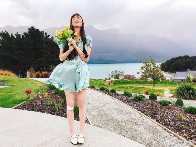 吴佩慈|吴佩慈低价出租豪宅后亮相，孤身一人全副武装上街买菜，超接地气