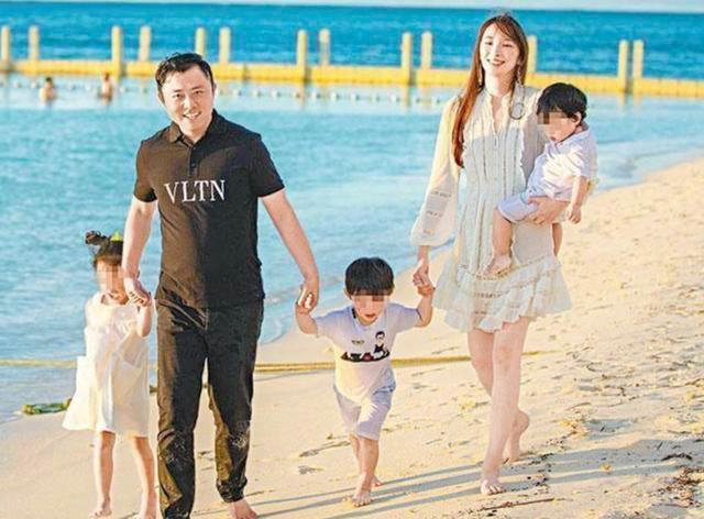 吴佩慈|吴佩慈低价出租豪宅后亮相，孤身一人全副武装上街买菜，超接地气