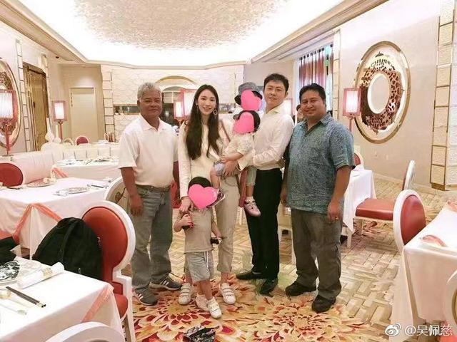 吴佩慈|吴佩慈低价出租豪宅后亮相，孤身一人全副武装上街买菜，超接地气