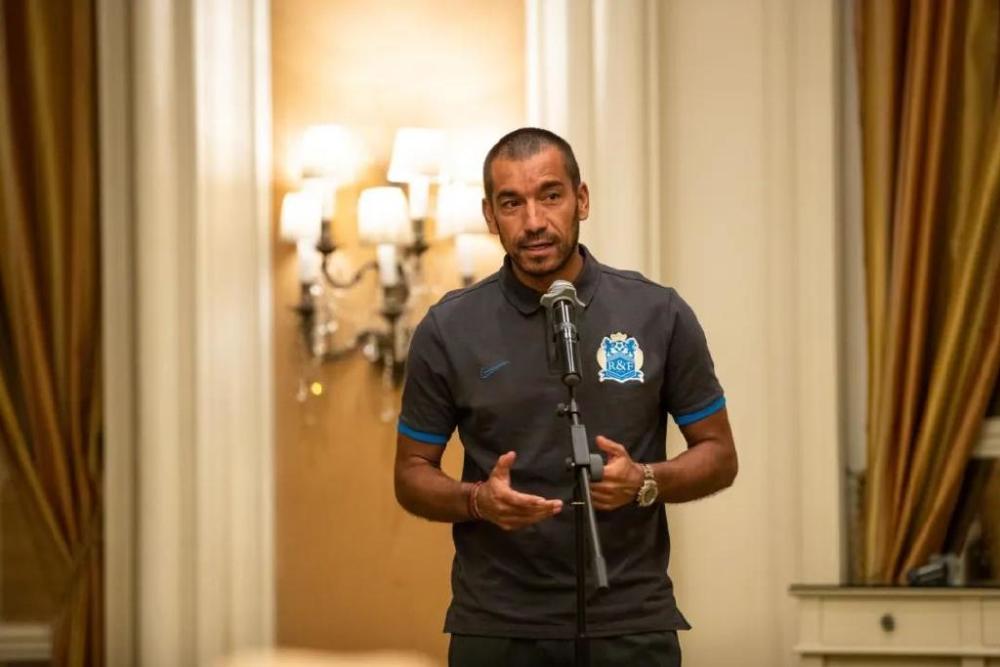 为恒大双冠削发立志?卡纳瓦罗剃光头,发型变了颜值挡不住