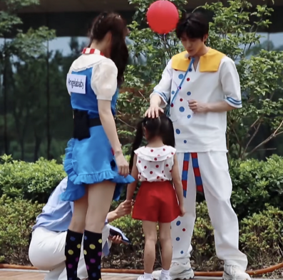 杨颖|难怪粉丝一直想让baby增肥，当她与6岁小孩同框，腿围太真实