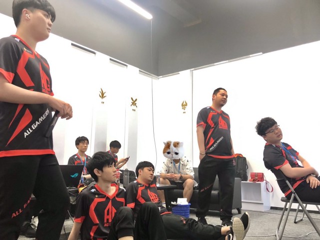 KPL有亚军魔咒？哪些队伍拿了亚军后从此没落？