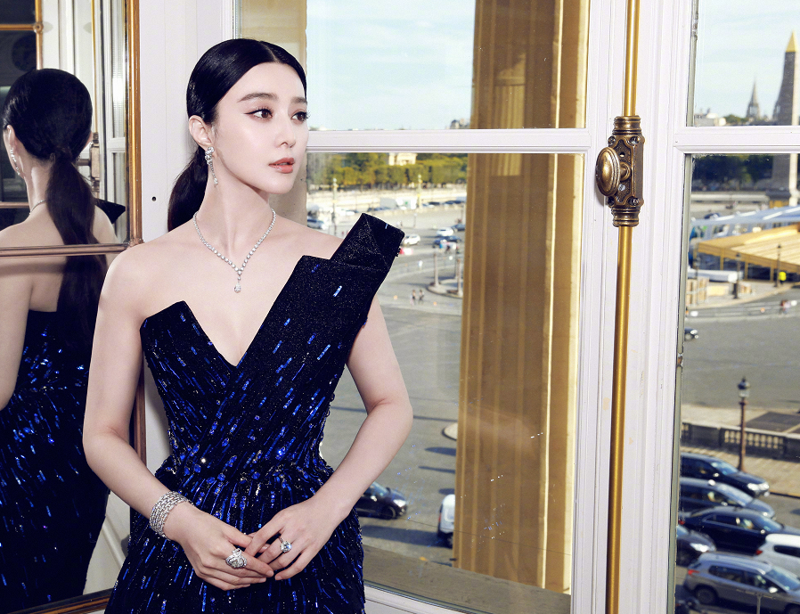 范冰冰|范冰冰大胆挑战女团造型，染绿发画烟熏妆，网友：准备选秀复出？