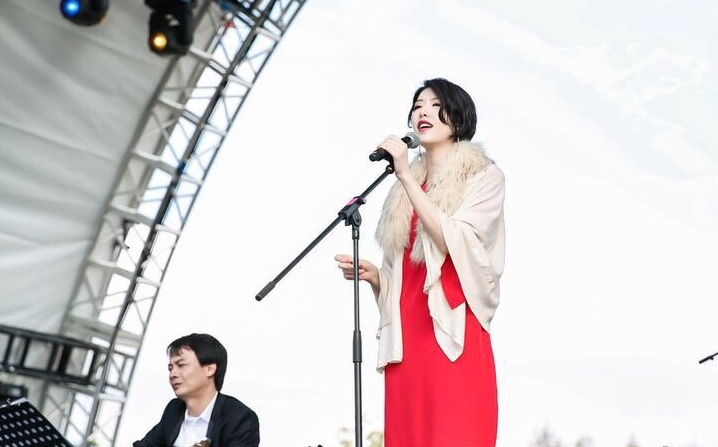 李亚鹏|李亚鹏女友近照曝光，大方与网友合影，身材苗条气质优雅温柔