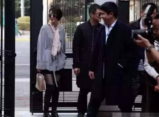 李亚鹏|李亚鹏女友近照曝光，大方与网友合影，身材苗条气质优雅温柔
