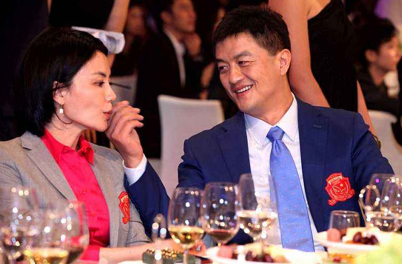 李亚鹏|李亚鹏女友近照曝光，大方与网友合影，身材苗条气质优雅温柔