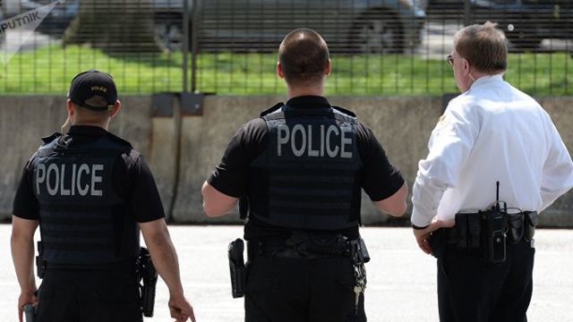 新泽西州|“开门！送快递！”美国联邦法官在家中遭快递小哥枪击 儿子惨死