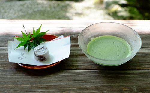 来到这里选购纪念这次访问的纪念品是必不可少的,包括有与国宝"瓢鲇图