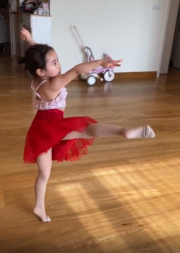 董璇|董璇罕晒女儿，家中内景曝光无一家具只见墙？现还要帮高云翔还债