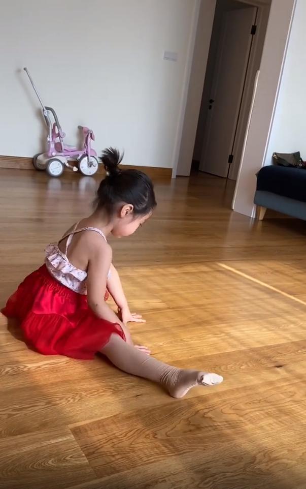 董璇|董璇罕晒女儿，家中内景曝光无一家具只见墙？现还要帮高云翔还债