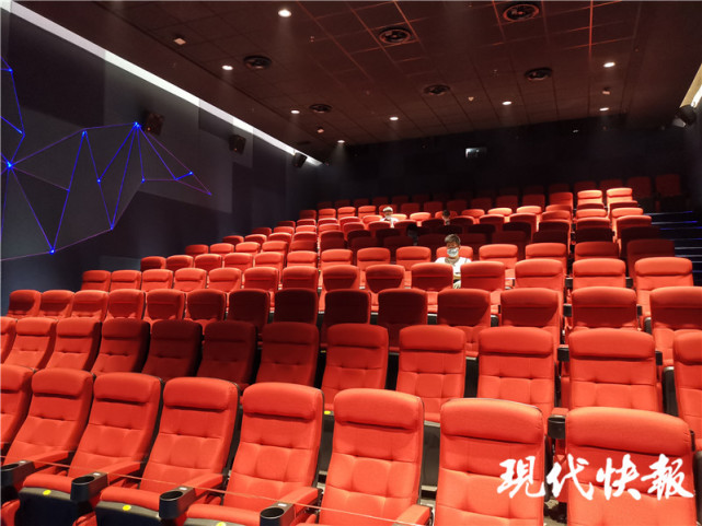 首场电影放映厅内,观众们看得很认真