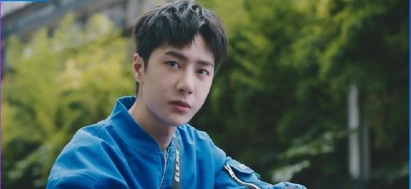 王一博|王一博嘴瓢把西瓜念成黄瓜，怕黑大个子导演陪拍摄，太可爱了