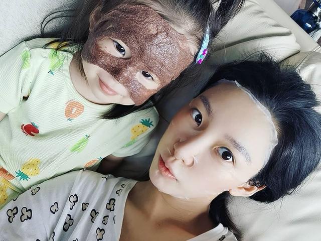 媳妇|送别赌王后儿媳妇首晒2岁女儿，住8亿豪宅贴高级面膜，享受贵族生活