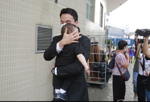 媳妇|送别赌王后儿媳妇首晒2岁女儿，住8亿豪宅贴高级面膜，享受贵族生活