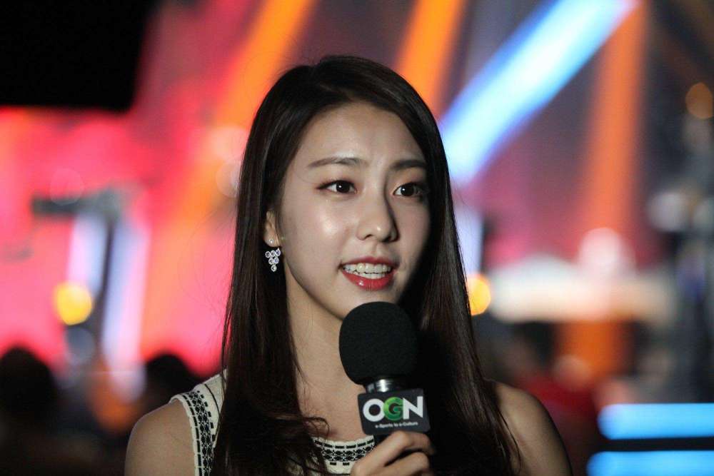 李宣美身着showmaker队服晒自拍faker为什么