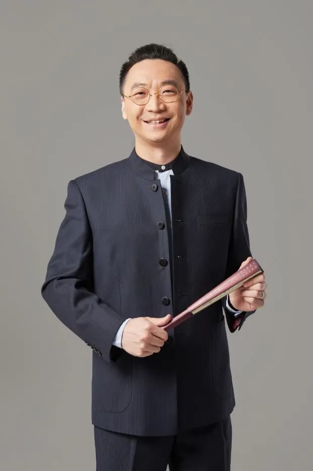 上台鞠躬:相声演员鲍峰上线