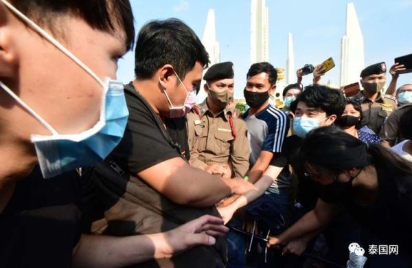 泰国_时政|泰国示威游行大爆发！疫情还没过，数千民众就要赶巴育下台