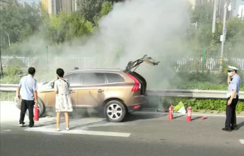 起火|感动！京藏高速一私家车起火 多名司机停车施救