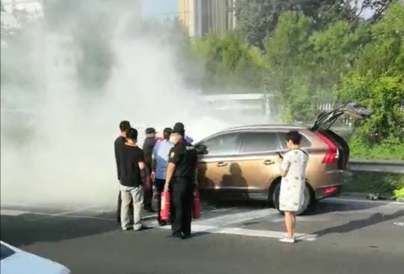 起火|感动！京藏高速一私家车起火 多名司机停车施救