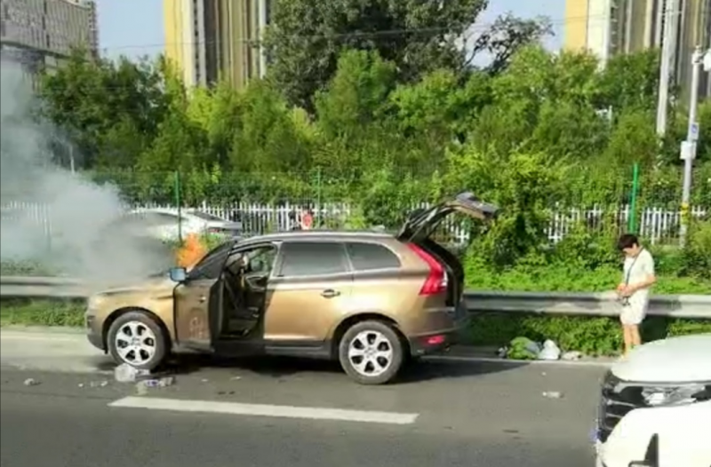 起火|感动！京藏高速一私家车起火 多名司机停车施救