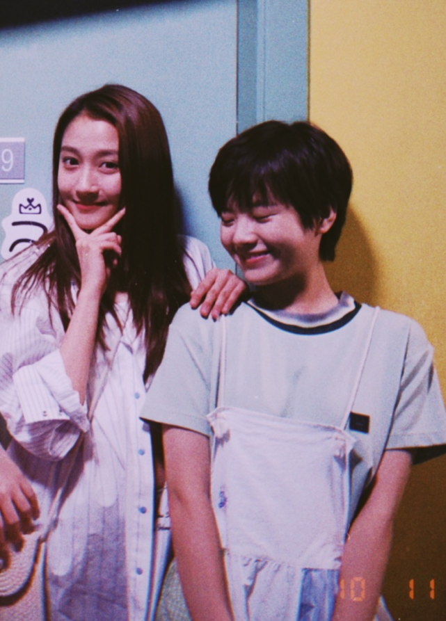 被关晓彤"大学室友"打败了,她穿衬衫裙现身稻田,还能凹超模腰