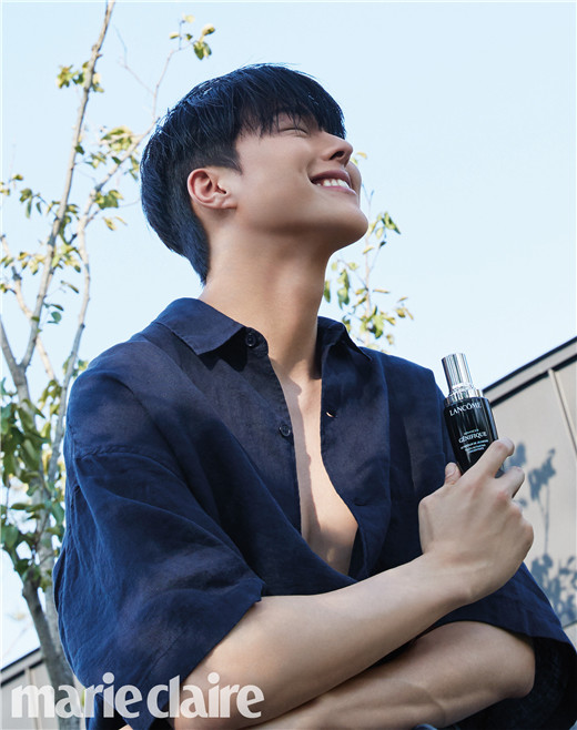 张基龙时尚杂志画报公开 笑容爽朗宛若阳光少年