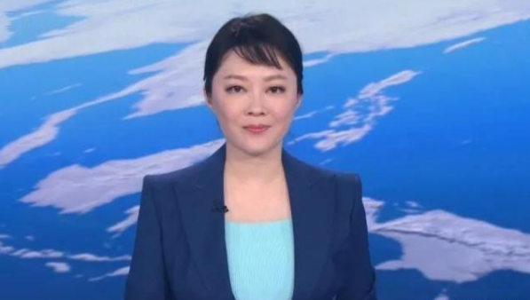 央视主持人紫凝重回主持台刘海造型一言难尽往日气质不再