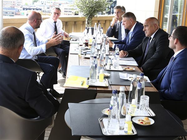 马克龙|欧盟应对疫情峰会矛盾升温，马克龙拍桌子大骂并威胁“退群”