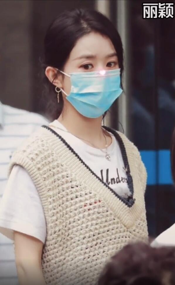 赵丽颖戴口罩送盒饭眼神疲惫略显憔悴挥双手与粉丝打招呼超可爱